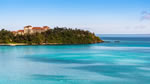 ワイドスクリーン自然壁紙(16:9-1366x768)－エメラルドグリーンの海を望むリゾートホテル