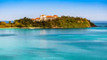 ワイドスクリーン自然壁紙(16:9-1366x768)－エメラルドグリーンの海を望むリゾートホテル