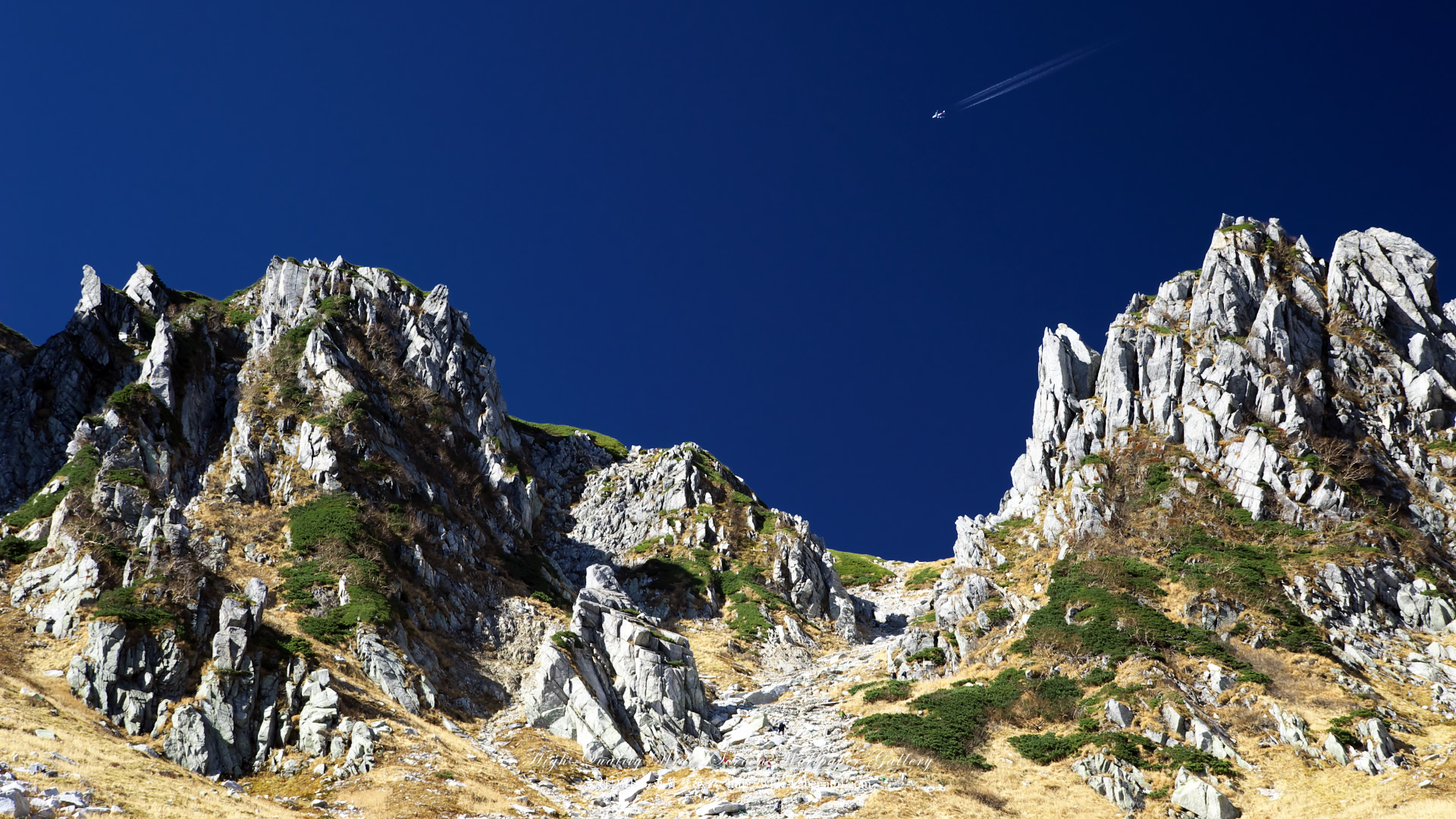 自然風景のワイド壁紙 19x1080 蒼空の岩峰 無料ワイド高画質壁紙館